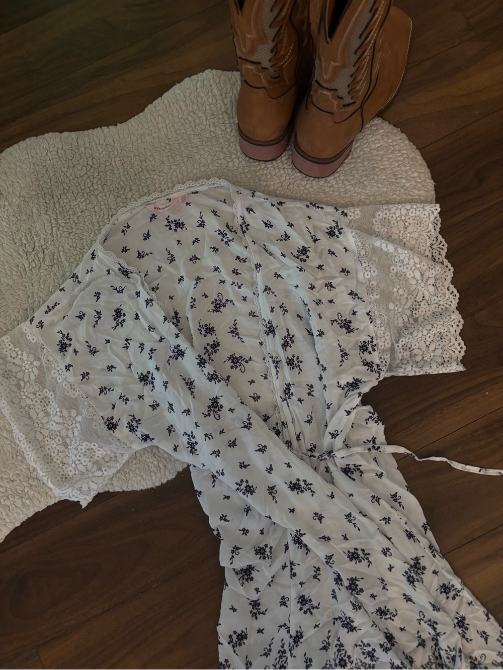 🤍LA VIE EN ROSE FLORAL WRAP ROBE - Picture 2 of 4